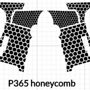 Op de afbeelding: Zwart-wit honingraatpatroon gripstickers voor een P365 vuurwapen. De stickers zijn ontworpen om op de grip van het pistool te passen en hebben een herhalend zeshoekig patroon. De tekst "P365 honeycomb" staat onderaan de afbeelding.