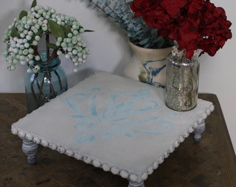 Plateau de table avec contremarche gris et bleu fabriqué à la main dans une ferme de campagne française avec motif au pochoir