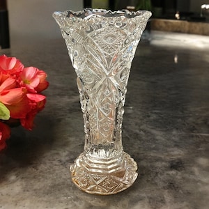 Vintage imperiaal glazen 9 3/4&quot; hoge geperste glazen vaas