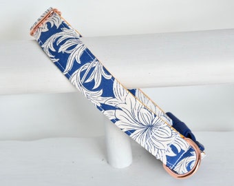 Op de afbeelding: Een blauwe en witte bloemenhondensnoer met een roosgoudkleurige metalen gesp.