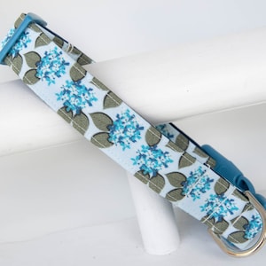 Collar para perro de hortensias hecho a mano: estampado floral azul claro
