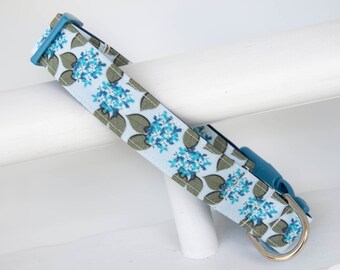 Handgemaakte hondenhalsband hortensia: lichtblauwe bloemenprint