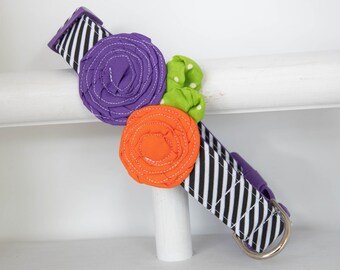 Collare per cani di Halloween: collare a righe con fiori arancioni, viola e verdi