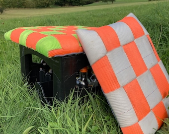 Wspornik na skrzynkę na piwo wykonany z węża strażackiego 40 x 40 cm. Miły prezent dla strażaków