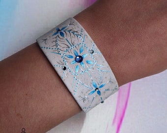 Bracelet in beige cork hand painted blue flowers