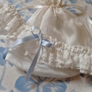 Jarretière de mariage traditionnelle Something Blue en dentelle et en soie image 3