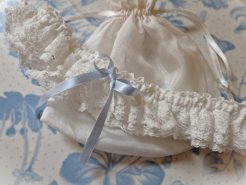 Jarretière de mariage traditionnelle Something Blue en dentelle et en soie image 3