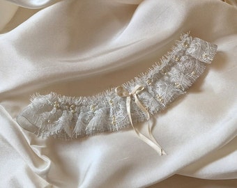 Romantic chantilly lace wedding garter