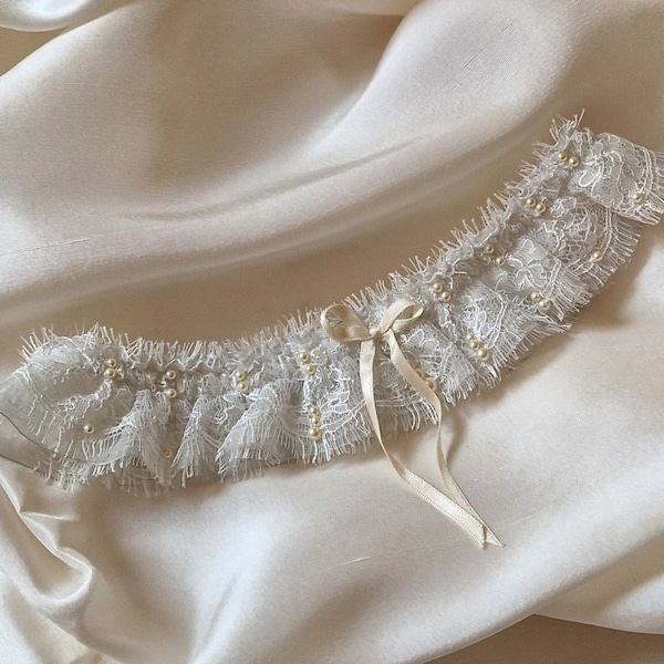 Romantic chantilly lace wedding garter