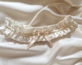 Giarrettiera da sposa di lusso in pura seta con nastro cipria