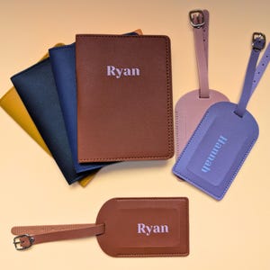 Personalisierter Gepäckanhänger, benutzerdefinierte Name Passport Cover, Vegan Leder Passinhaber, kundenspezifisches Reisegeschenkset für Ihn Sie, Reisekoffer-Anhänger