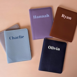 Minimalistische personalisierte Passhülle & Gepäckanhänger, Veganer Leder Passhülle, Benutzerdefinierter Name Brautparty Geschenk, Muttertagsgeschenk für Sie