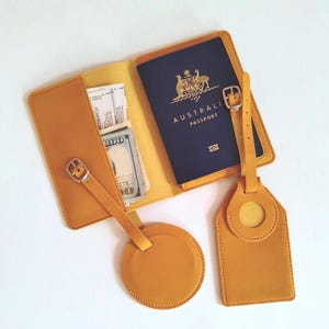 Etichetta per bagaglio AirTag personalizzata, accessori da viaggio in pelle vegana, custodia per passaporto con iniziali personalizzate, set regalo da viaggio