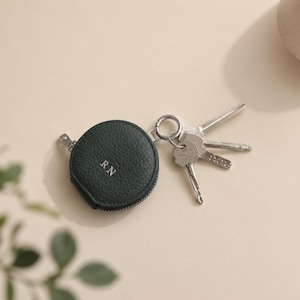 Dark green jewlery case with keyring.