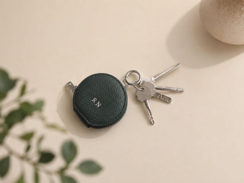 Dark green jewlery case with keyring.