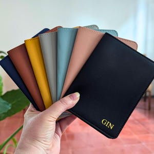 Portapassaporto in pelle vegana, custodia per passaporto personalizzata, custodia per passaporto monogramma, accessorio da viaggio personalizzato, bomboniera per feste nuziali, regali con logo