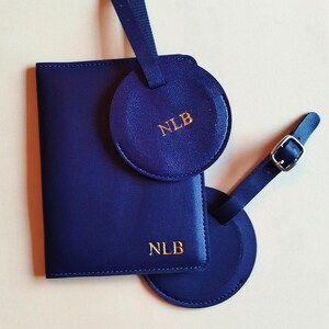 Paspoort en labelset, veganistische leren paspoorthouder, aangepast bagagelabel, gepersonaliseerd reiscadeau, paspoorthoes met monogram, reiscadeau