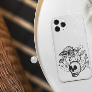 Puede incluir: Carcasa blanca para iPhone con una ilustración en blanco y negro de una calavera con setas que le salen de la cabeza.