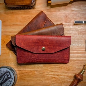 Cartera de cuero hecha a mano: fabricada con el mejor cuero italiano de la reconocida curtiduría Badalassi Carlo en Toscana, Italia