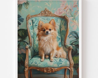Può includere: Un piccolo cane arancione e soffice siede su una poltrona vintage, ornata, in velluto verde con rivestimento floreale. La poltrona ha una struttura in legno intagliato e si trova davanti a una carta da parati floreale.