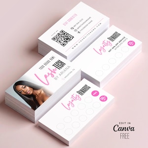 Pode incluir: Pilhas de cartões de visita brancos e cartões de fidelidade com detalhes em rosa. Os cartões de visita apresentam um código QR, informações de contato e o texto "Lash Tech by Ariana". Os cartões de recompensa oferecem descontos.