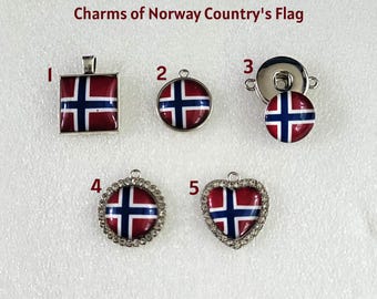 Może przedstawiać: Pięć metalowych zawieszek z flagą Norwegii, ponumerowanych od 1 do 5. Element 1 jest kwadratowy, 2 okrągły, 3 to zatrzask, 4 jest okrągły z koralikową obwódką, a 5 ma kształt serca z koralikową obwódką. Tekst: Charms of Norway Country's Flag.