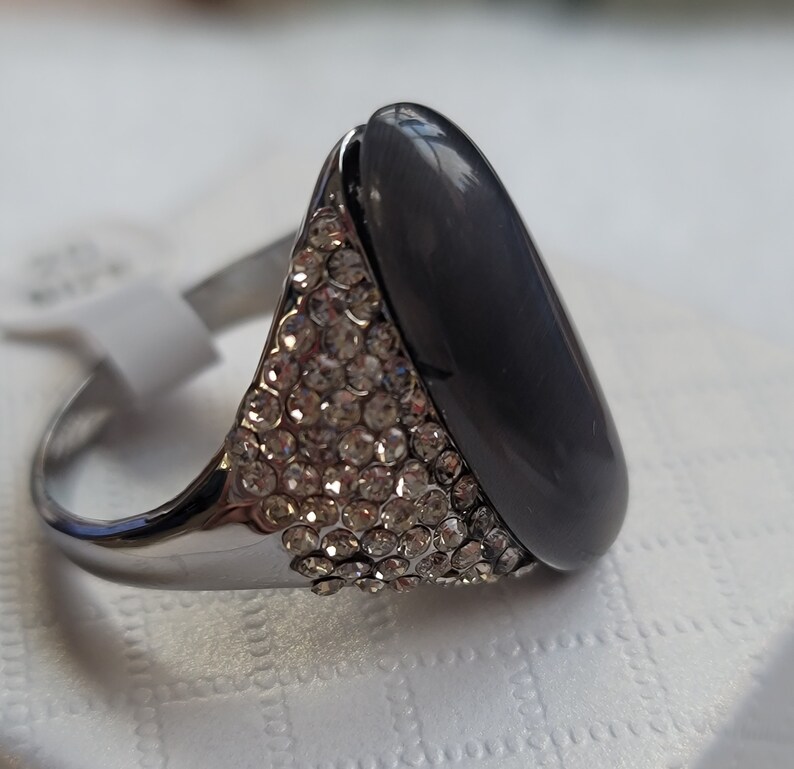 Bague cocktail neuve et élégante avec opale noire naturelle, forme ovale, incrustation de pierres CZ dans les deux tailles, design unique, plaqué or blanc 18 carats image 4