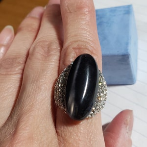 Bague cocktail neuve et élégante avec opale noire naturelle, forme ovale, incrustation de pierres CZ dans les deux tailles, design unique, plaqué or blanc 18 carats image 6