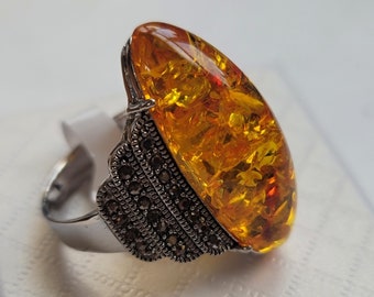 Venta, nuevo anillo de cóctel de moda con gran piedra de corte ovalado de ámbar natural, incrustaciones de piedras CZ en ambos tamaños, hermoso diseño, chapado en platino