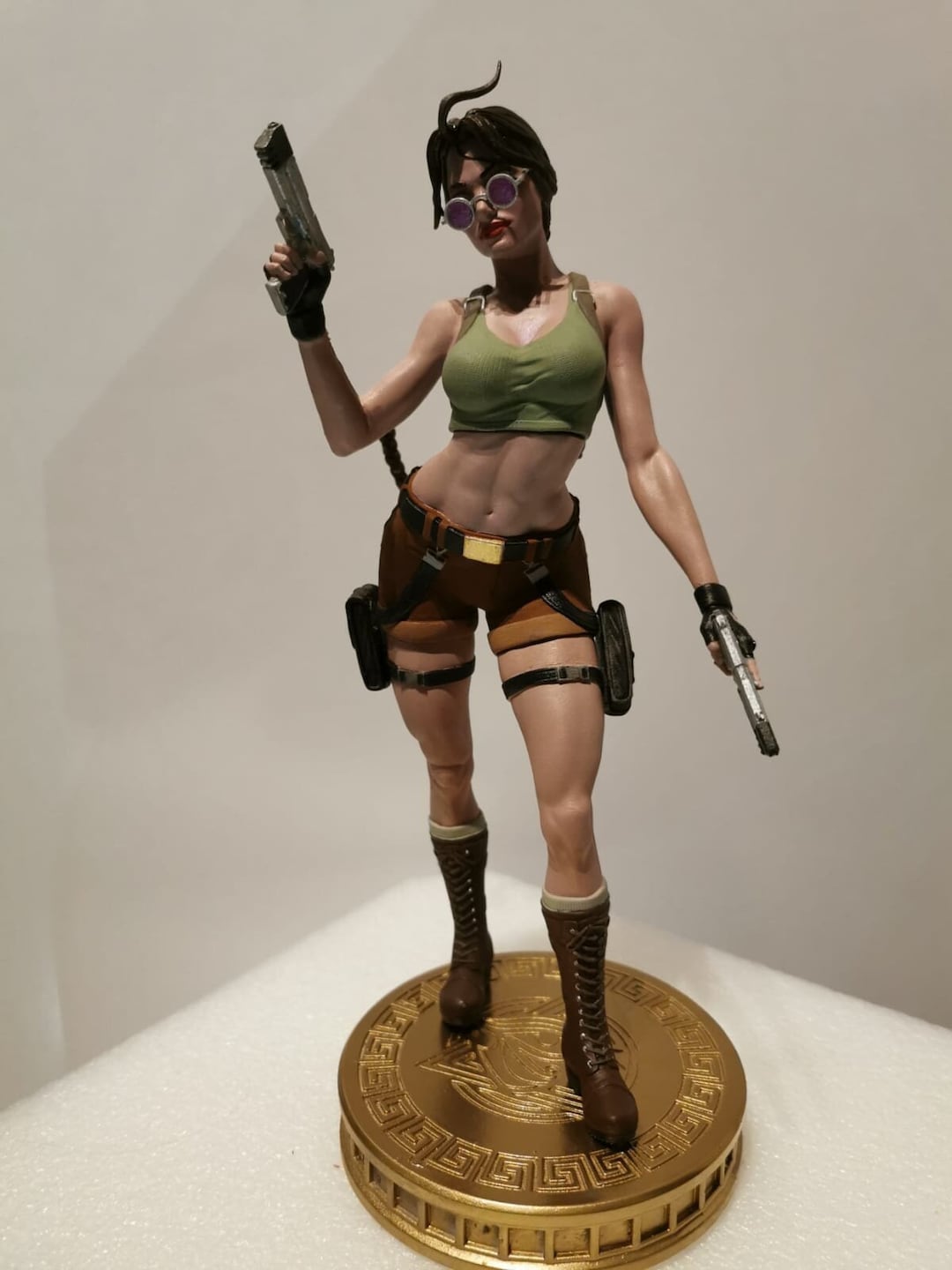 TOMB RAIDER LARA CROFT フィギュア 17cm 限定版 Amazon.com: Dark Horse Deluxe Tomb Raider: Lara Croft