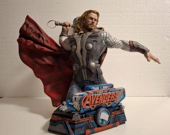 ミョルニルを持ったトールのフィギュア 50×32×35 cm