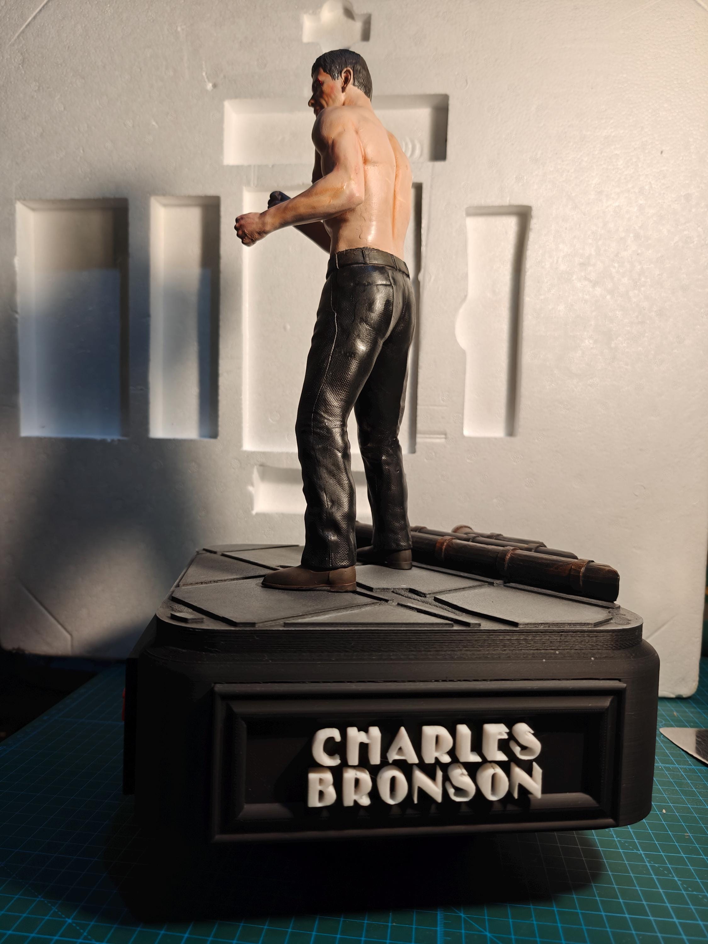 チャールズ・ブロンソン ハードタイムズ 樹脂フィギュア 1/6 または 1