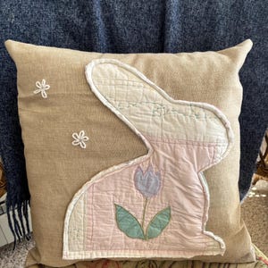 Antiek quilt vierkant konijnenkussen