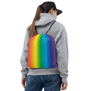 Mochila con cordón y diseño de arcoíris brillante, con vibrantes colores degradados.