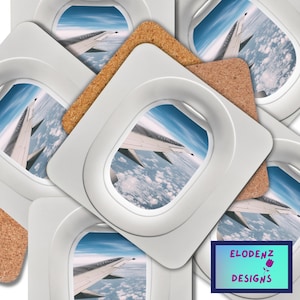 Puede incluir: Juego de seis posavasos blancos con una vista de un ala de avión y nubes a través de una ventana de avión. Los posavasos están hechos de corcho y tienen un borde blanco.
