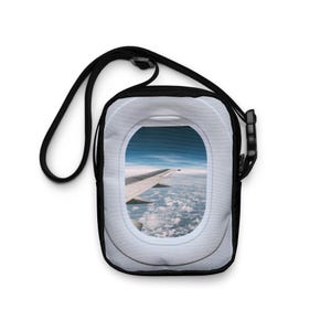 Umhängetasche Flugzeugfenster mit Flugzeugflügel und Wolken
