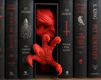 Book Nook Demon Head Bookend in Red, Horror Shelf Decor with Claws, Dark Academia Gothic 17 cm