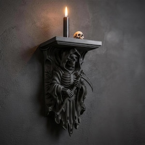 Könnte beinhalten: Ein schwarzes Wandregal mit einer skulptierten Sensenmann-Figur, die eine Sense hält. Auf dem Regal stehen ein kleiner beiger Totenkopf und eine hohe schwarze Kerze mit brennender Flamme. Die Struktur ist dunkel, detailliert und an einer Wand befestigt.