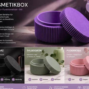Può includere: Un contenitore per cosmetici viola con un design a coste, di 10 cm di diametro e 6 cm di altezza, con il coperchio leggermente socchiuso. L'immagine mostra anche scatole nere, verde salvia e rosa.