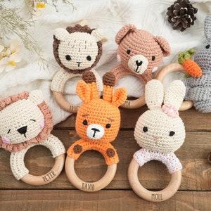 Hochet animal personnalisé au crochet, hochet en bois personnalisé pour bébé, hochet avec nom gravé, hochet en forme d'anneau, cadeau de baby shower, cadeaux de nouveau-né image 2