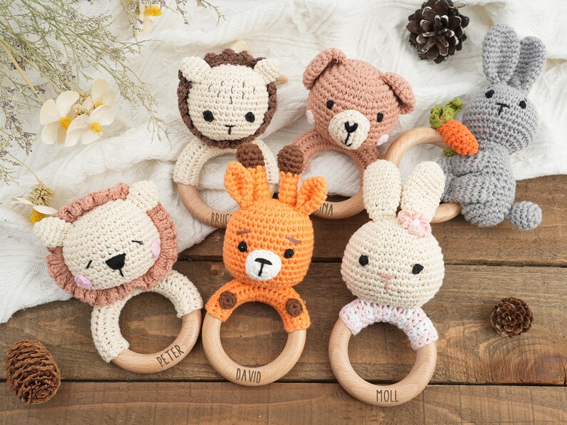 Hochet animal personnalisé au crochet, hochet en bois personnalisé pour bébé, hochet avec nom gravé, hochet en forme d'anneau, cadeau de baby shower, cadeaux de nouveau-né image 2