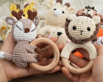 Personalisierte Tier-Häkelrassel, personalisierte Babyrassel aus Holz, Babyrassel mit Namen, handgemachtes Häkelrasselspielzeug, Babyparty-Geschenk für Neugeborene