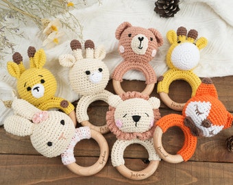 Hochet animal personnalisé au crochet, hochet en bois personnalisé pour bébé, hochet avec nom gravé, hochet en forme d'anneau, cadeau de baby shower, cadeaux de nouveau-né