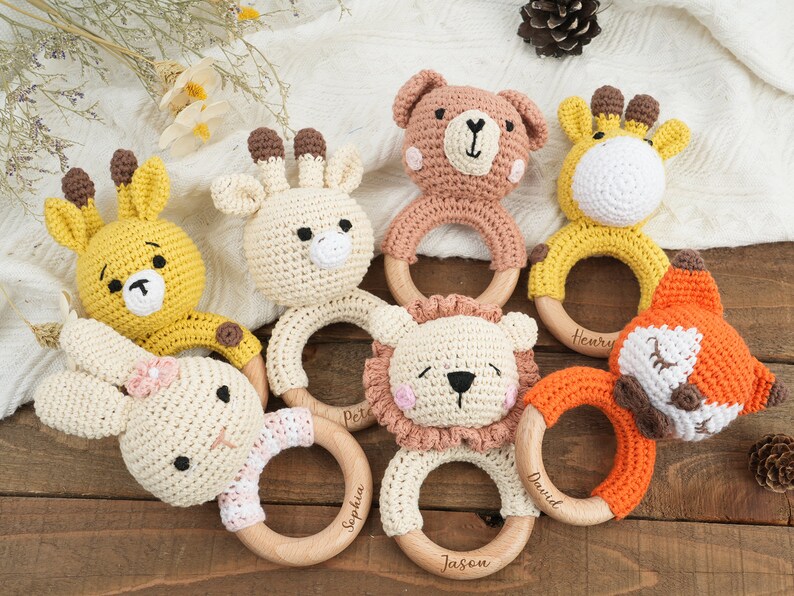 Hochet animal personnalisé au crochet, hochet en bois personnalisé pour bébé, hochet avec nom gravé, hochet en forme d'anneau, cadeau de baby shower, cadeaux de nouveau-né image 1