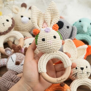 Hochet animal personnalisé au crochet, hochet en bois personnalisé pour bébé, hochet avec nom gravé, hochet en forme d'anneau, cadeau de baby shower, cadeaux de nouveau-né image 6