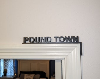 Pound Town - Letrero para dormitorio impreso en 3D