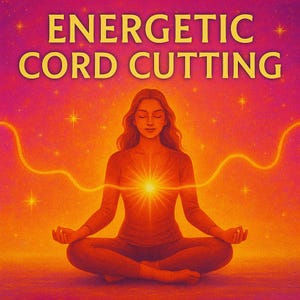 Könnte beinhalten: Illustration einer Frau in der Lotusposition, aus deren Brust helles Licht strahlt. Der Text "ENERGETIC CORD CUTTING" steht oben. Der Hintergrund ist ein Farbverlauf aus Orange und Lila mit sternförmigen Glitzer.