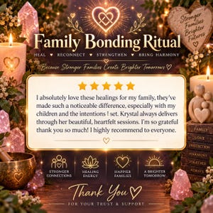 Op de afbeelding: Een digitale afbeelding met de tekst Family Bonding Ritual, Heal, Reconnect, Strengthen, Bring Harmony en een vijfsterren klantbeoordeling. Het ontwerp bevat brandende kaarsen, roze kristallen, een klankschaal en een houten hartornament.