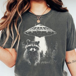 Camiseta vintage de mapache OVNI Comfort Colors®, divertida camiseta retro de mapache, regalo, camiseta de mapache, camiseta para amantes de los mapaches