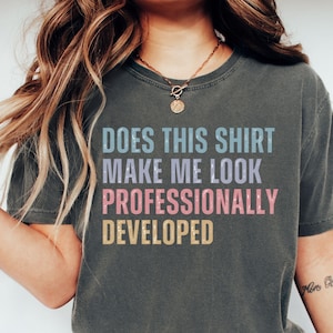 ¿Esta camiseta me hace parecer un profesor profesional? Camiseta Comfort Colors